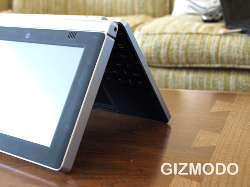 Illustration for article titled First Hands On: Touch Book Is Part-Netbook, Part-Tablet